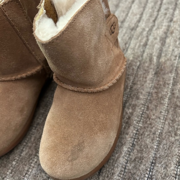 Toddler Ugg boots Size 8 - Picture 3 of 4